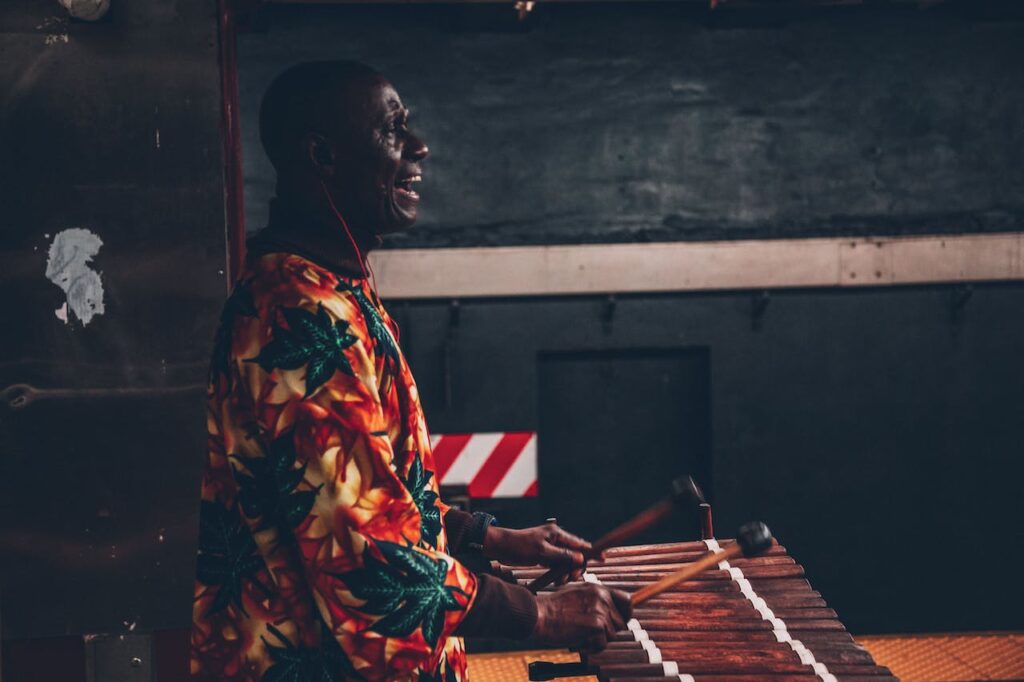 Gêneros como o samba, a capoeira e o maracatu têm suas raízes profundamente entrelaçadas com as tradições musicais africanas